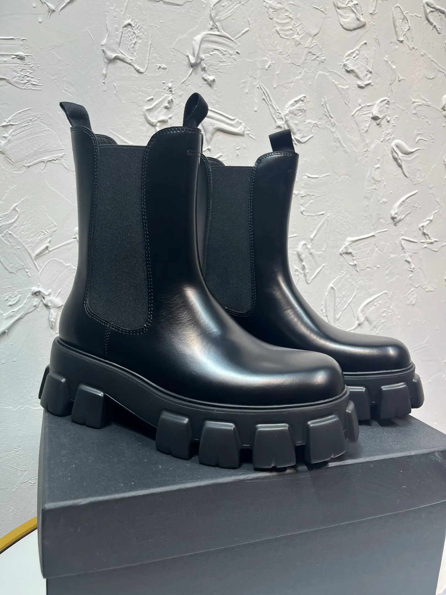 Men's shoes 💰940💰🔥🔥🔥 Upgraded version 2025 new prada Prada triangular enamel logo boots, round-toe elastic Martin boots, original one-to-one development, outsole one-to-one private molding, the fabric is made of imported open edge beads, lining cowhide, foot pad cowhide, sole height 5cm, outsole original rubber foam sole, full package, code number 39-46
